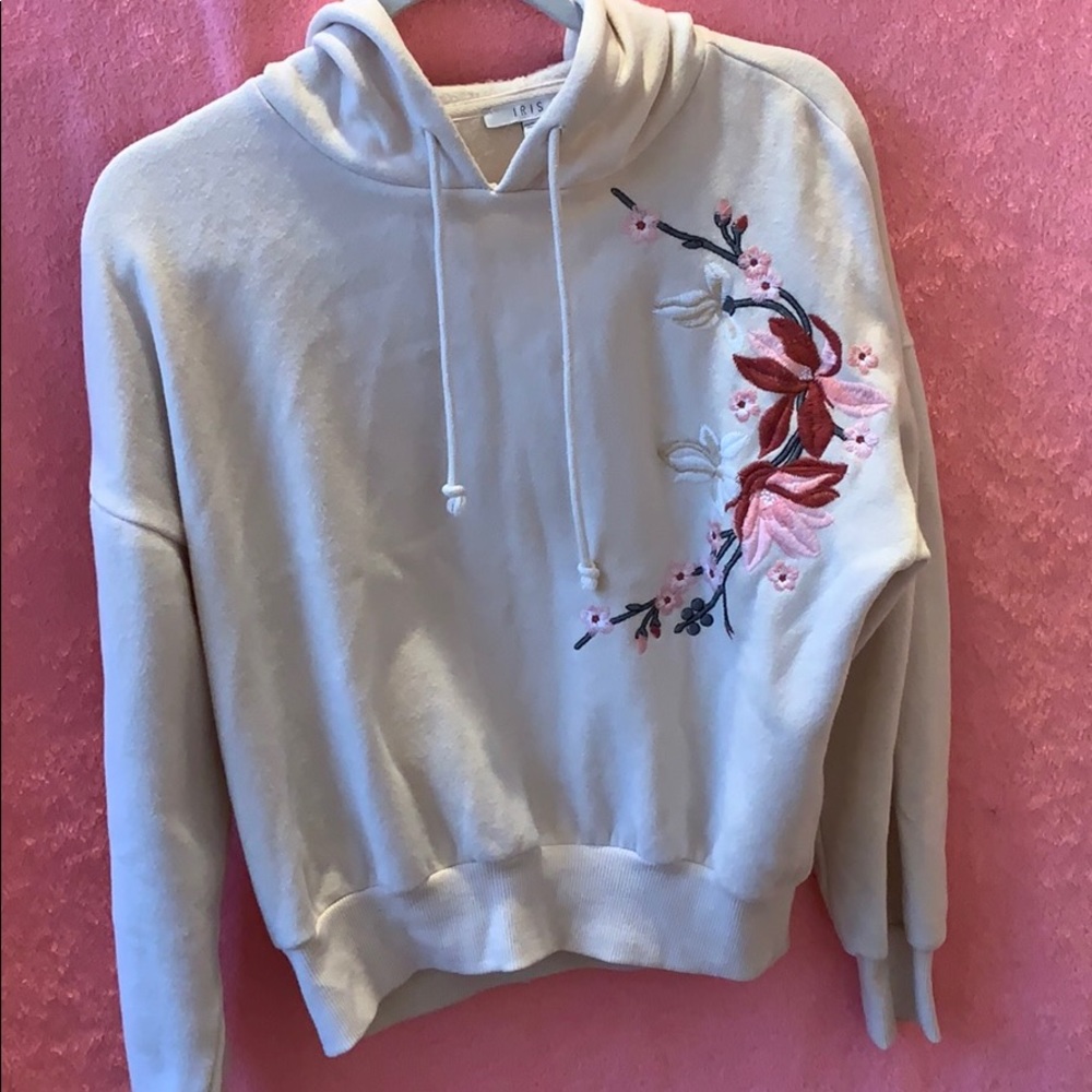 Hoddie with embroidered flowers.